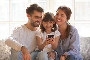 Erstes Smartphone zu Weihnachten: Darauf sollten Eltern nun achten