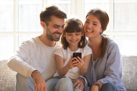 Erstes Smartphone zu Weihnachten: Darauf sollten Eltern nun achten Erstes Smartphone zu Weihnachten: Darauf sollten Eltern nun achten