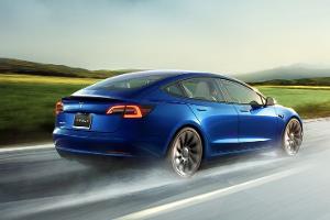 Schlafender Tesla-Fahrer verfolgt Polizei