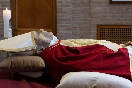 Letzter Abschied: Leichnam von Benedikt XVI. aufgebahrt Letzter Abschied: Leichnam von Benedikt XVI. aufgebahrt