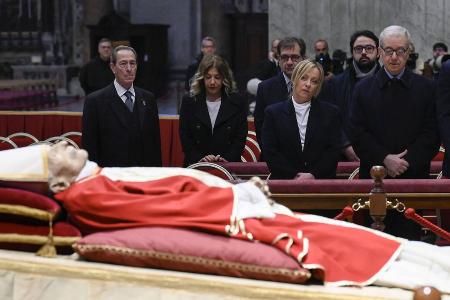 Papst Benedikt XVI.: Politiker nehmen Abschied vom emeritierten Papst Papst Benedikt XVI.: Politiker nehmen Abschied vom emeritierten Papst