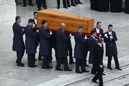 Trauerfeier: Sarg von Benedikt XVI. wird auf den Petersplatz gebracht Trauerfeier: Sarg von Benedikt XVI. wird auf den Petersplatz gebracht