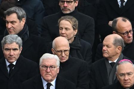 Deutsche Delegation um Scholz erweist Benedikt XVI. die letzte Ehre Deutsche Delegation um Scholz erweist Benedikt XVI. die letzte Ehre