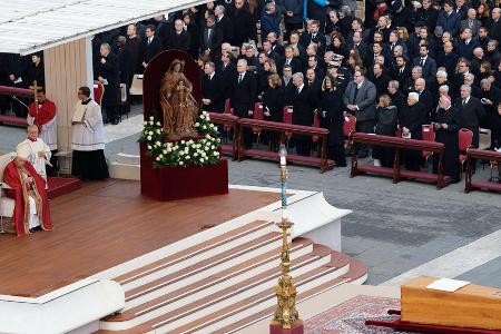 Trauerfeier: Papst Franziskus würdigt verstorbenen Benedikt XVI. Trauerfeier: Papst Franziskus würdigt verstorbenen Benedikt XVI.