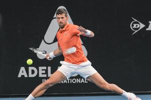 Zweisatzsieg über Medwedew: Djokovic im Adelaide-Finale