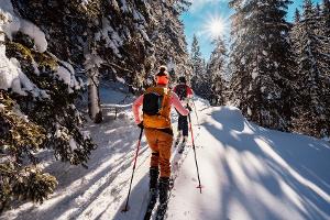 Rauf auf die Piste: So packen wir unseren Koffer für den Skiurlaub