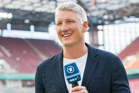 Bastian Schweinsteiger bleibt ARD bis 2024 als Fußball-Experte treu Bastian Schweinsteiger bleibt ARD bis 2024 als Fußball-Experte treu