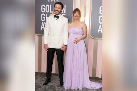Golden Globes: Schwangere Kaley Cuoco strahlt auf dem roten Teppich Golden Globes: Schwangere Kaley Cuoco strahlt auf dem roten Teppich