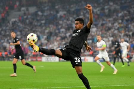 BVB-Leihgabe Knauff lässt Zukunft in Frankfurt offen BVB-Leihgabe Knauff lässt Zukunft in Frankfurt offen