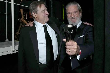 Jeff Bridges für Lebenswerk geehrt: John Goodman hält emotionale Rede Jeff Bridges für Lebenswerk geehrt: John Goodman hält emotionale Rede