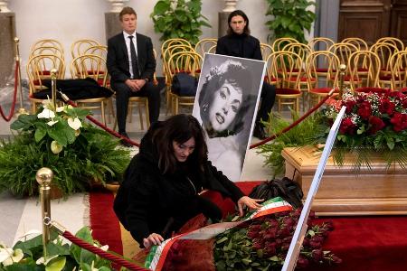 Italiener verabschieden sich in Rom von Filmstar Gina Lollobrigida Italiener verabschieden sich in Rom von Filmstar Gina Lollobrigida