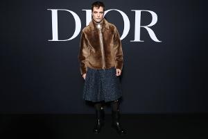 Fashion Week Paris mit "Batman": Robert Pattinson begeistert im Rock