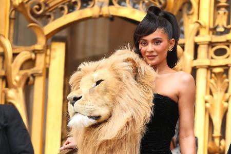 Kylie Jenner: Skurriler Auftritt mit Löwenkopf Kylie Jenner: Skurriler Auftritt mit Löwenkopf