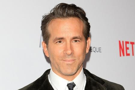 Ryan Reynolds überrascht Wrexham-Fußball-Kids mit neuen Trikots Ryan Reynolds überrascht Wrexham-Fußball-Kids mit neuen Trikots