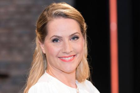Judith Rakers betrachtet Dellen am Körper Judith Rakers betrachtet Dellen am Körper