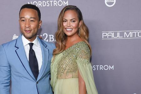 John Legend posiert stolz mit jüngstem Kind Esti Maxine Stephens John Legend posiert stolz mit jüngstem Kind Esti Maxine Stephens