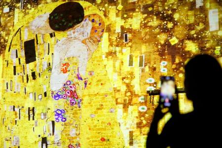 Klimts Kuss: Durch Kunstwerk und Leben des Künstlers wandeln Klimts Kuss: Durch Kunstwerk und Leben des Künstlers wandeln