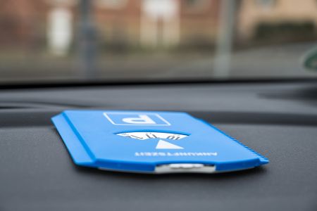 Zwar schreibt die StVO (§ 13) vor, dass der Parkschein oder die -berechtigung von außen gut lesbar angebracht sein müssen.
