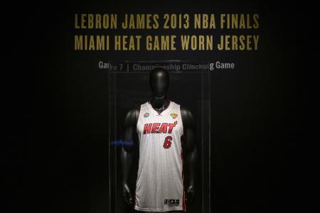 NBA: James-Trikot für 3,7 Millionen Dollar versteigert NBA: James-Trikot für 3,7 Millionen Dollar versteigert
