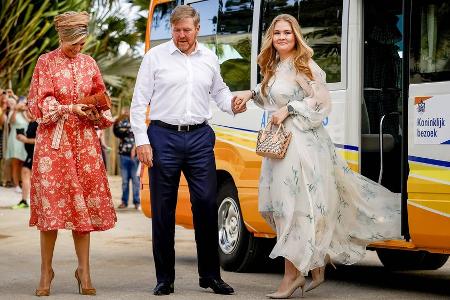 In der Karibik: Máxima und Amalia strahlen in floralen Sommerkleidern In der Karibik: Máxima und Amalia strahlen in floralen Sommerkleidern