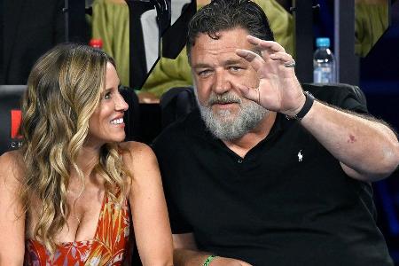Russell Crowe fiebert mit seiner Freundin bei den Australian Open mit Russell Crowe fiebert mit seiner Freundin bei den Australian Open mit