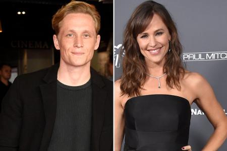 Matthias Schweighöfer dreht neuen Netflix-Film mit Jennifer Garner Matthias Schweighöfer dreht neuen Netflix-Film mit Jennifer Garner