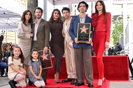 Walk of Fame: Jonas Brothers enthüllen Stern mit ihren Familien Walk of Fame: Jonas Brothers enthüllen Stern mit ihren Familien
