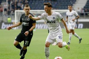 Berater-Dementi: "Özil wird weiter Fußball spielen"
