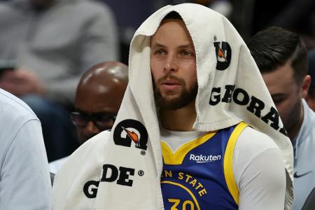 Medien: NBA-Superstar Curry fällt erneut länger aus Medien: NBA-Superstar Curry fällt erneut länger aus
