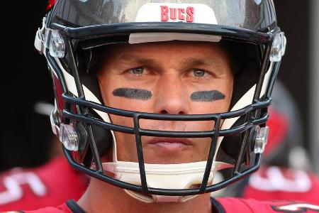 Tom Brady posiert in Unterhose im ungemachten Bett Tom Brady posiert in Unterhose im ungemachten Bett