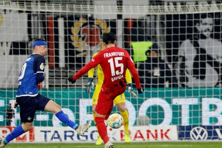 Pokalfight: Frankfurt schlägt Darmstadt im Hessen-Derby Pokalfight: Frankfurt schlägt Darmstadt im Hessen-Derby