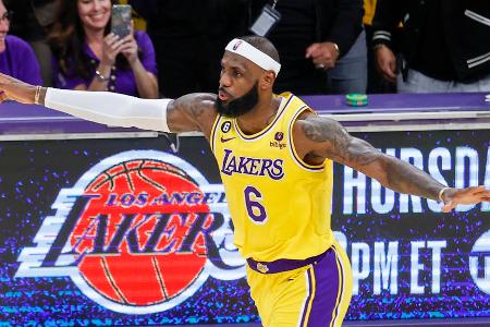 Die Top-Scorer der NBA - Die NBA ist die mit Abstand beste Basketball-Liga der Welt. In ihr messen sich die Besten der Besten Jahr für Jahr vor Millionen von Zuschauern. Wer der beste Spieler aller Zeiten ist, wird von Fans seit jeher heiß diskutiert. Wer der beste Punktesammler aller Zeiten ist, steht dagegen nicht zur Debatte. Hier sprechen die Zahlen für sich. Die Top 10 der All-Time-Scorer der NBA zum Durchklicken: