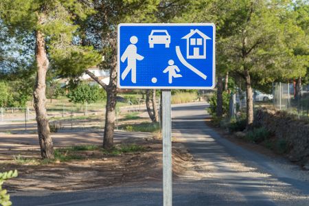Achtung: Diese besonderen Verkehrsregeln gelten in einer Spielstraße Achtung: Diese besonderen Verkehrsregeln gelten in einer Spielstraße