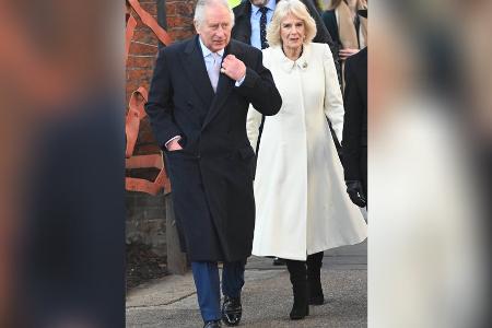 König Charles III. sorgt mit Mode-Fauxpas für Lacher König Charles III. sorgt mit Mode-Fauxpas für Lacher