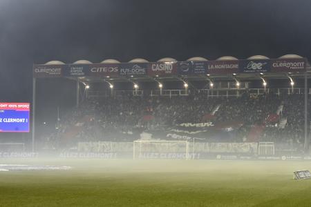 Nach Tränengas-Einsatz: Spiel beginnt mit Verspätung Nach Tränengas-Einsatz: Spiel beginnt mit Verspätung
