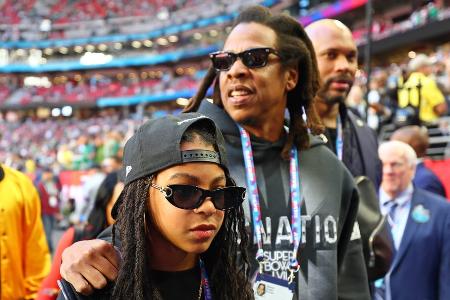 Blue Ivy Carter: Lässiger Auftritt mit Papa Jay-Z beim Super Bowl Blue Ivy Carter: Lässiger Auftritt mit Papa Jay-Z beim Super Bowl