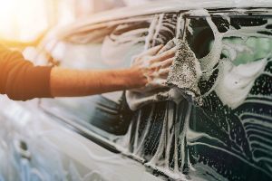 Wie Sie hartnäckiges Baumharz vom Auto entfernen