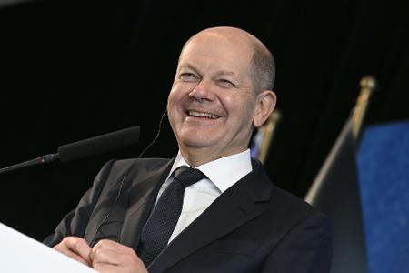 Kanzler Scholz besucht Spiel der DFB-Frauen Kanzler Scholz besucht Spiel der DFB-Frauen