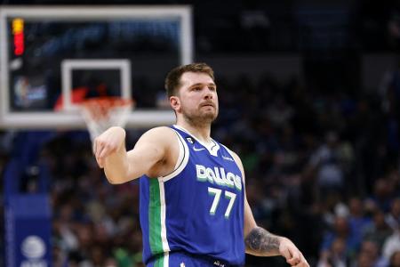 Duelle mit Doncic: Roboter Luk.AI spielt Schach Duelle mit Doncic: Roboter Luk.AI spielt Schach