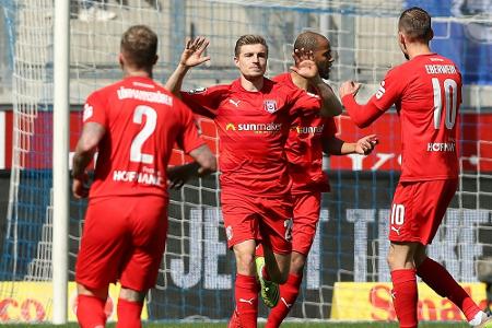 Trotz langer Unterzahl: Halle gewinnt bei Ristic-Debüt Trotz langer Unterzahl: Halle gewinnt bei Ristic-Debüt