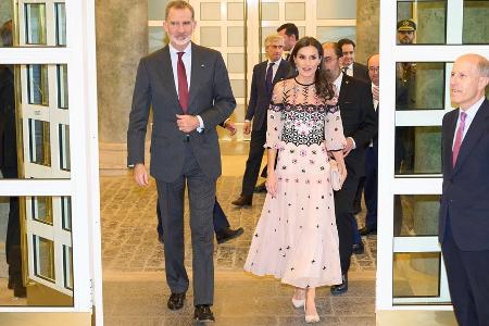 Königin Letizia in Rosa: Dieses Kleid stach aus der Menge heraus Königin Letizia in Rosa: Dieses Kleid stach aus der Menge heraus
