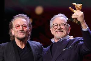 Bono überreicht Steven Spielberg den Goldenen Ehrenbären der Berlinale