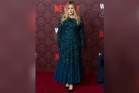 Jennifer Coolidge versprüht Glamour in grüner Robe von Dolce & Gabbana Jennifer Coolidge versprüht Glamour in grüner Robe von Dolce & Gabbana