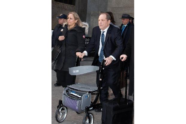 Er galt einst als König von Hollywood, doch dann stellte sich heraus, dass Harvey Weinstein seine Machtposition skrupellos für den sexuellen Missbrauch unzähliger Frauen ausnutzte. In New York sitzt d ... Er galt einst als König von Hollywood, doch dann stellte sich heraus, dass Harvey Weinstein seine Machtposition skrupellos für den sexuellen Missbrauch unzähliger Frauen ausnutzte. In New York sitzt d ...