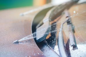 So können Sie Scheibenwischwasser selbst herstellen