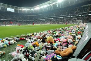 Besiktas-Fans werfen Stofftiere aufs Feld