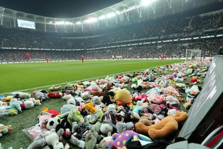 Besiktas-Fans werfen Stofftiere aufs Feld Besiktas-Fans werfen Stofftiere aufs Feld