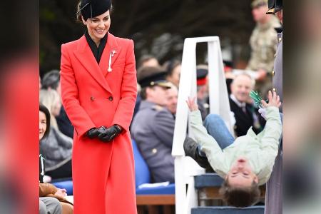 Bei Parade in Windsor: Rückwärtssalto für Prinzessin Kate Bei Parade in Windsor: Rückwärtssalto für Prinzessin Kate