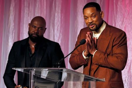 Will Smith nimmt ersten Preis nach Oscar-Ohrfeige entgegen Will Smith nimmt ersten Preis nach Oscar-Ohrfeige entgegen