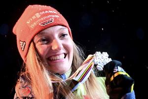 Skisprung-Weltmeisterin Althaus ist "Sportlerin des Monats"